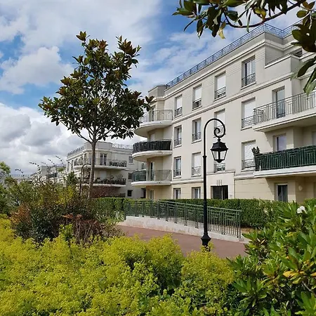 Apartment Sweet In Front Of Disneyland's Castel