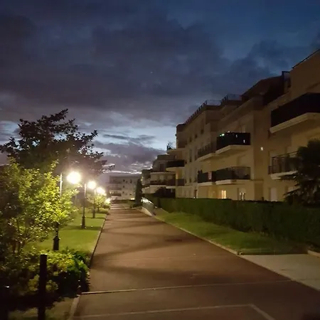 Apartment Sweet In Front Of Disneyland's Castel *